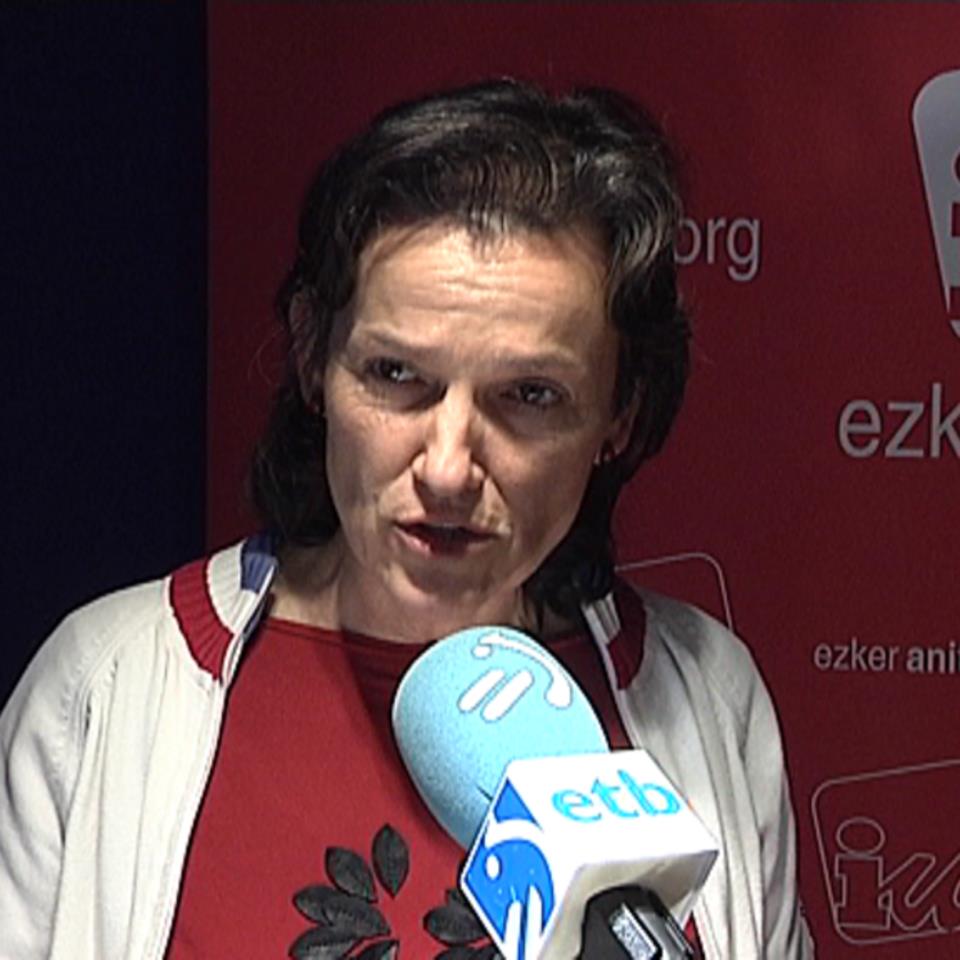 Isabel Salud (Ezker Anitza), ezkerretan, Nagua Albaren (Podemos) ondoan. Argazkia: EFE.