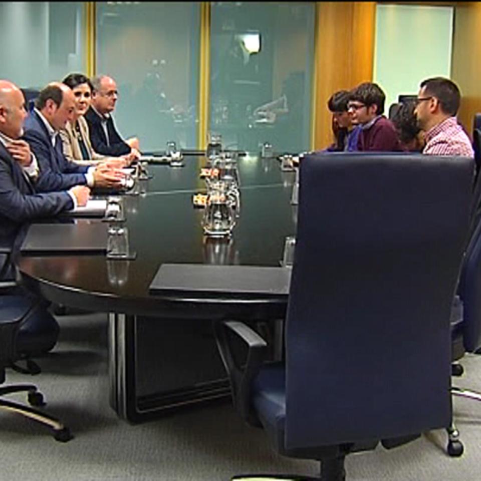 Los representantes de Podemos Euskadi y PNV se han reunido en el Parlamento Vasco. Foto: EiTB