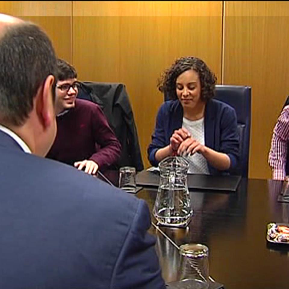 Los representantes de Podemos Euskadi y PNV se han reunido en el Parlamento Vasco. Foto: EiTB