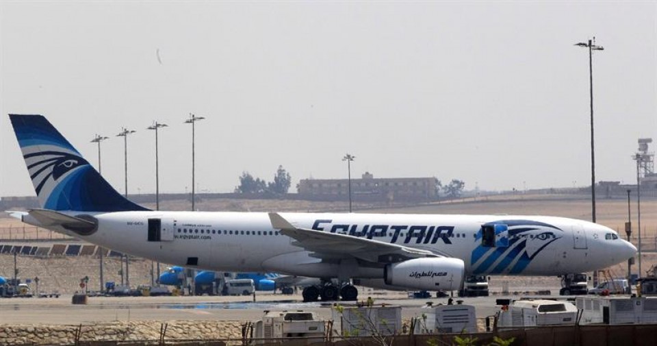 EgyptAir konpainiaren hegazkin bat Kairon (Egipto) lur hartu ondoren. Argazkia: EFE