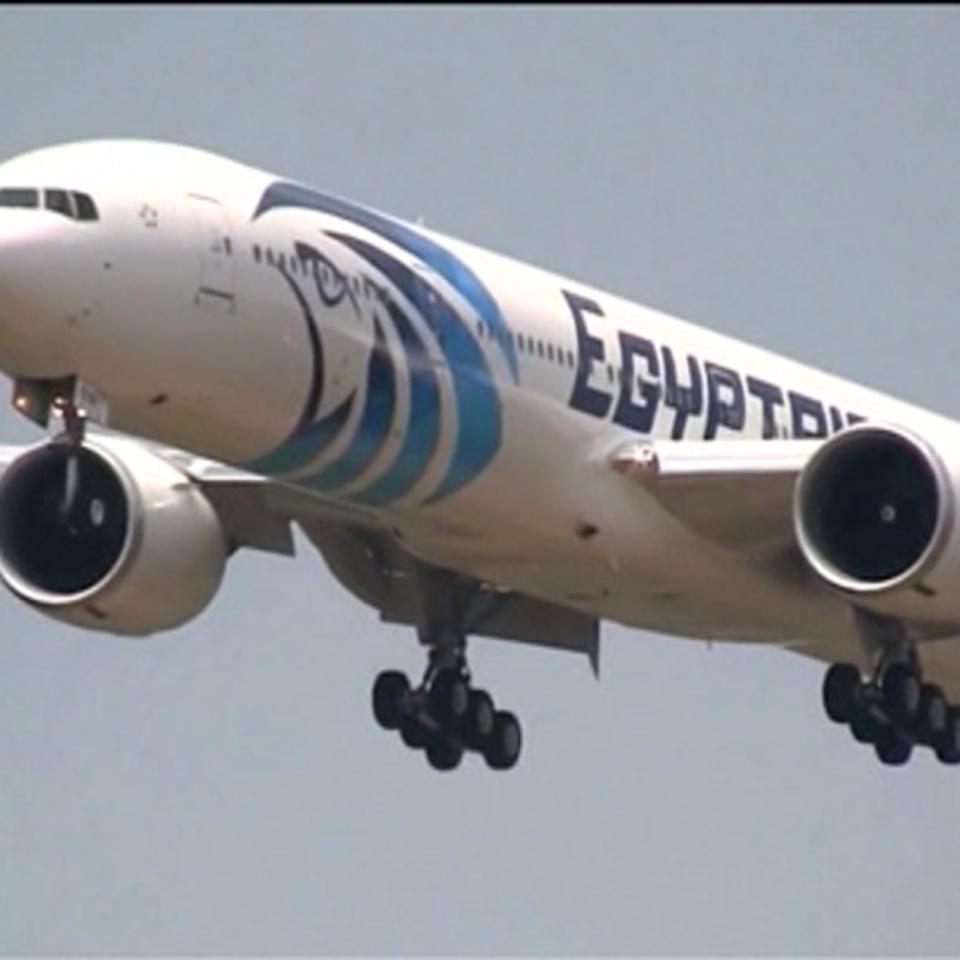Forenses egipcios apuntan a que hubo una explosión en el avion de EgyptAir. Foto: EiTB