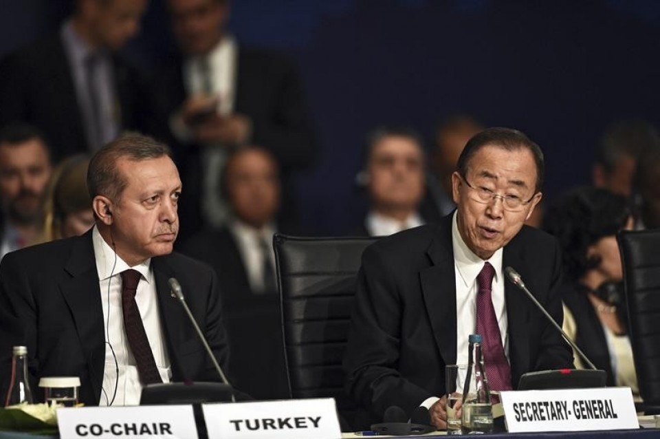 Ban Ki-moon y Erdogan, en la cumbre humanitaria de la ONU celebrada hoy en Estambul. Foto: EFE