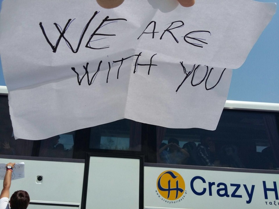 Un cartel de solidaridad frente a los autobuses que parten de Idomeni. Foto: Oihana Goikoetxea.