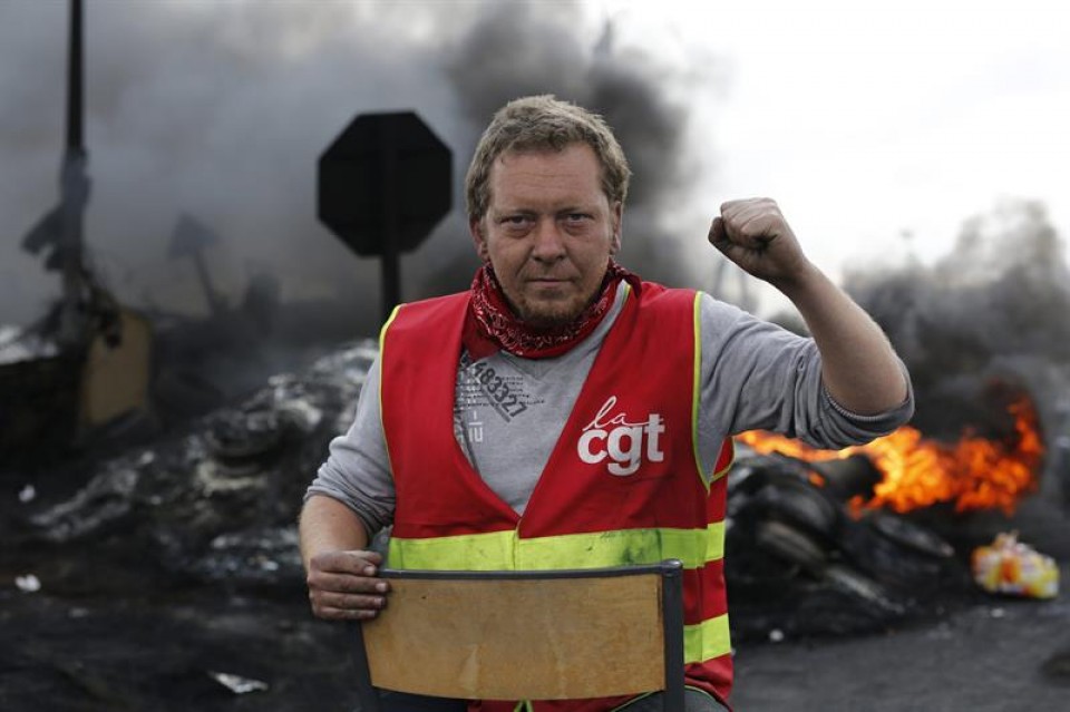 Un sindicalista de la CGT durante un bloqueo a una refinería francesa. EFE