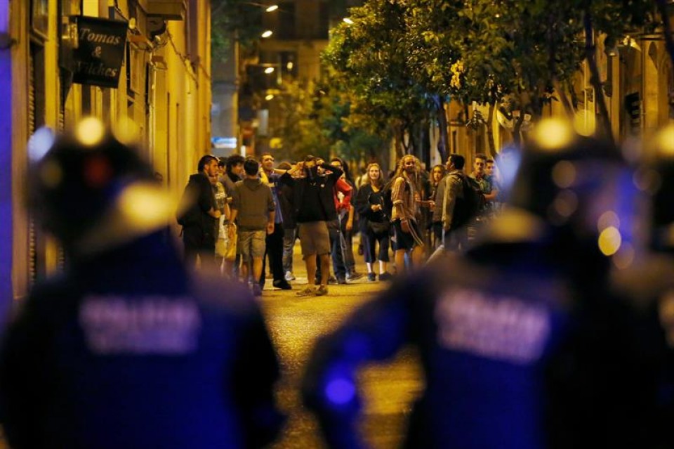 Polizia manifestarien aurrean, desjabetutako bankuaren protestan. EFE.