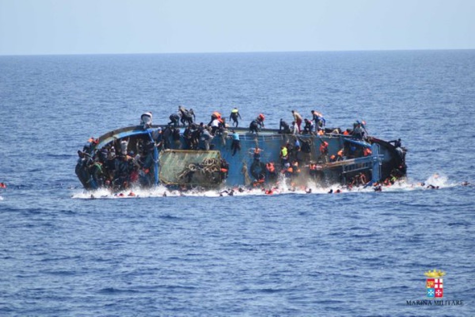Hundimiento de un barco en mayo frente a la costa de Libia. EFE