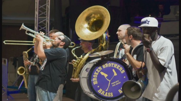 Broken Brothers Brass Band iruindar taldeak joko du agertoki berrian, besteak beste. 