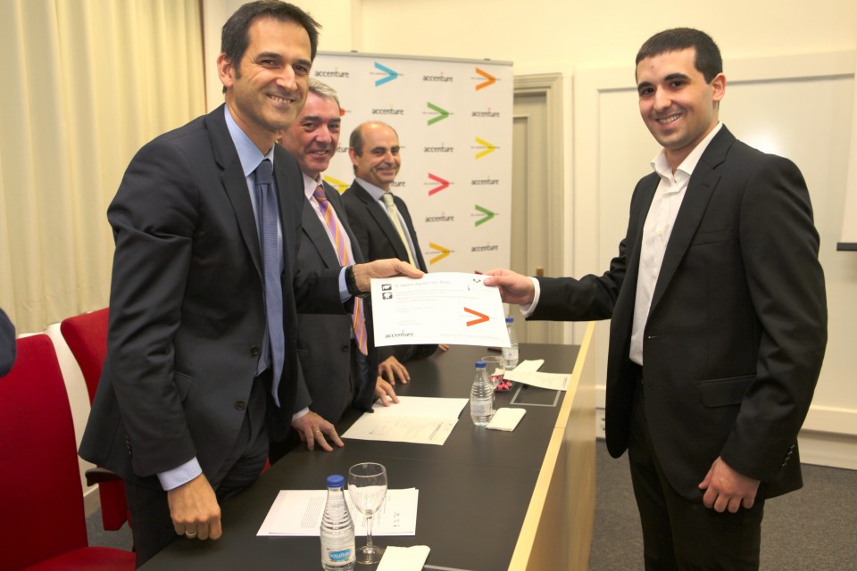 Alberto Aguado San Millan (d) recibe el Premio Accenture. Foto: Escuela de Ingeniería de Bilbao