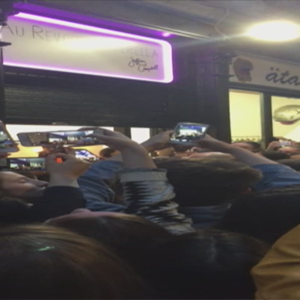 Cientos de adolescentes se congregaron para ver a 'Dulceida'' en Bilbao