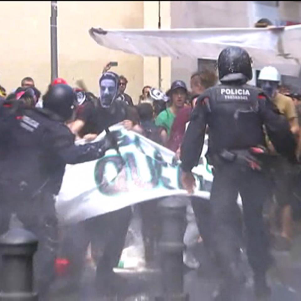 Mosso d'Esquadra golpea a los manifestantes.