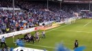 Jugadores y aficionados celebran uno de los goles del Alavés