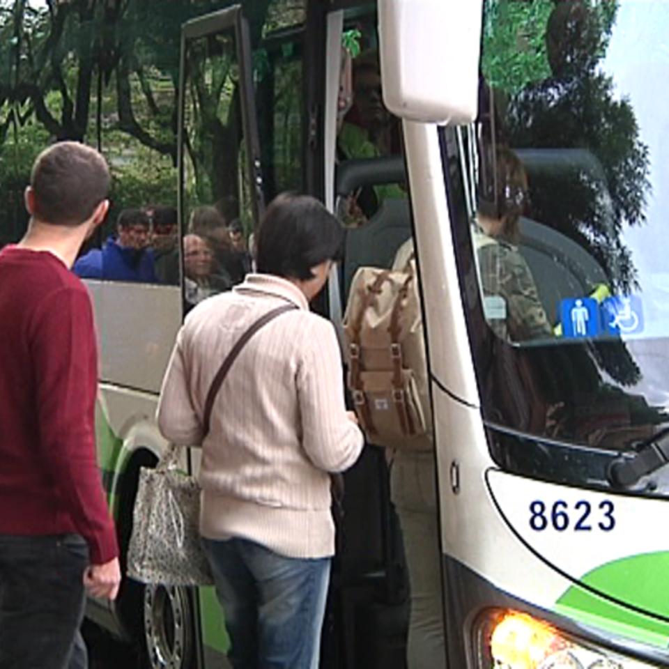 Usuarios hacen cola para subir al autobús. Foto: EiTB