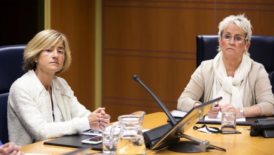 Pili Zabala y Asun Lasa en el Parlamento Vasco. Foto: EFE