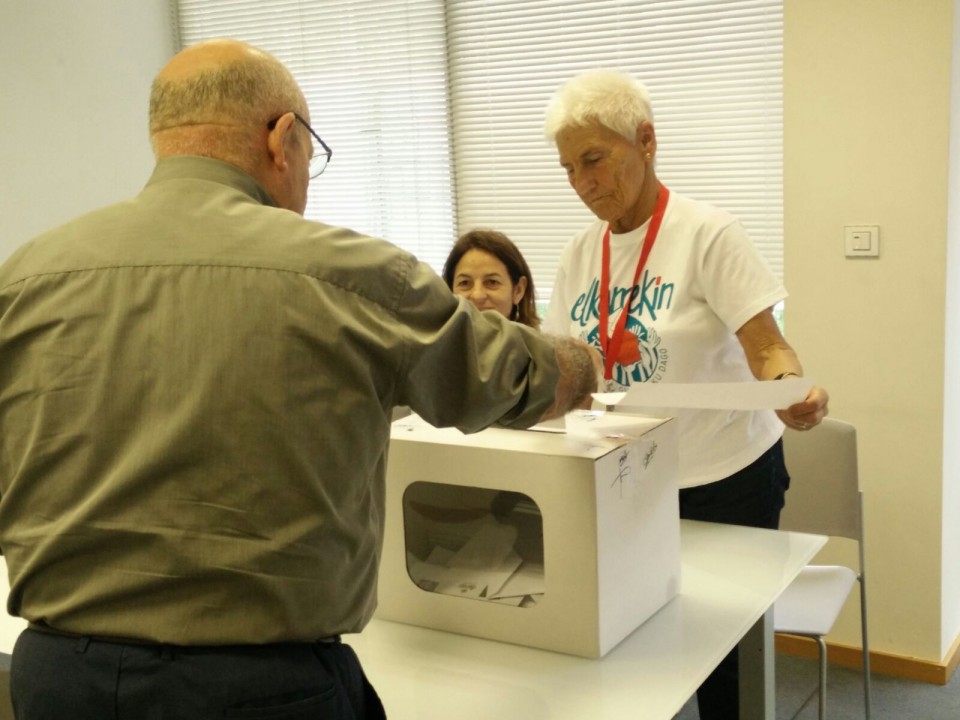 Una persona ejerciendo su derecho a voto en Beasain. Foto: EiTB