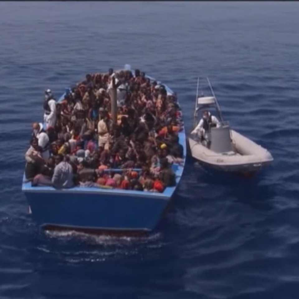 Barco cargado de refugiados en el Mediterráneo