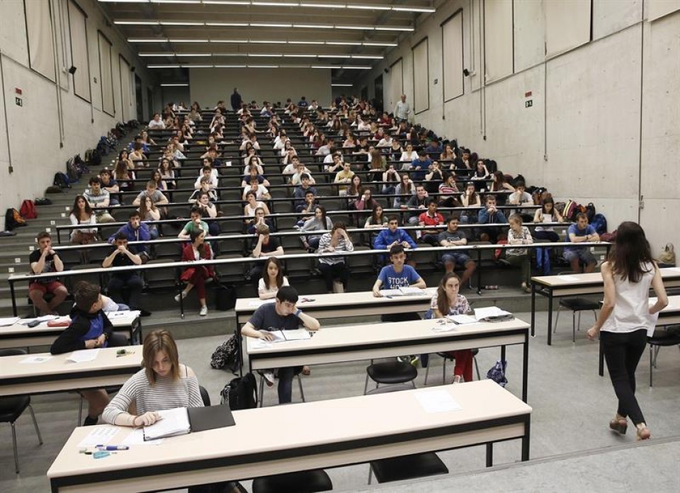 Estudiantes de la UPNA realizando el examen de selectividad. Foto: EFE