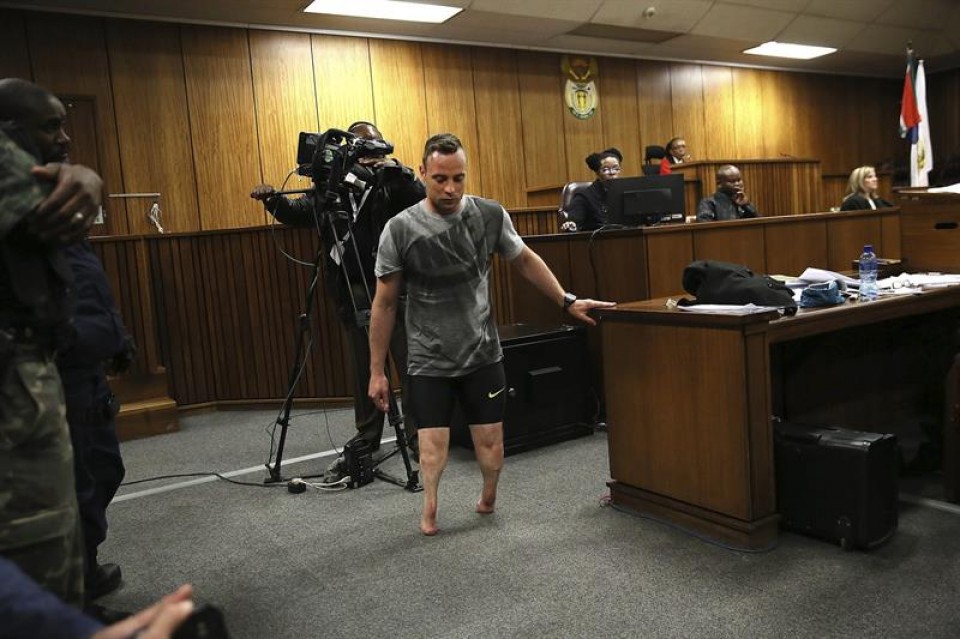 Oscar Pistorius camina sin las piernas ortopédicas delante de la jueza. Foto: EFE