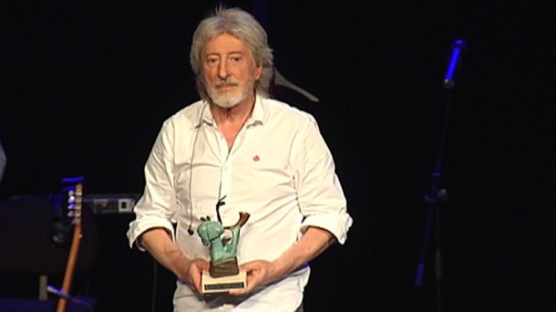 Benito Lertxundi recibe el Premio Adarra. EiTB