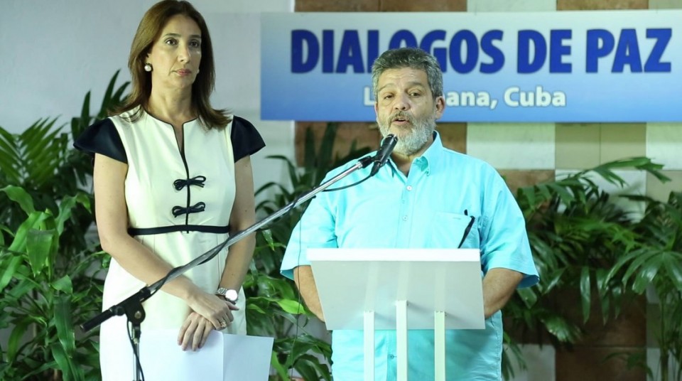 Marcela Duran eta Marco Leon Calara, Gobernuko eta FARCeko ordezkariak, akordioa irakurtzen. FARC