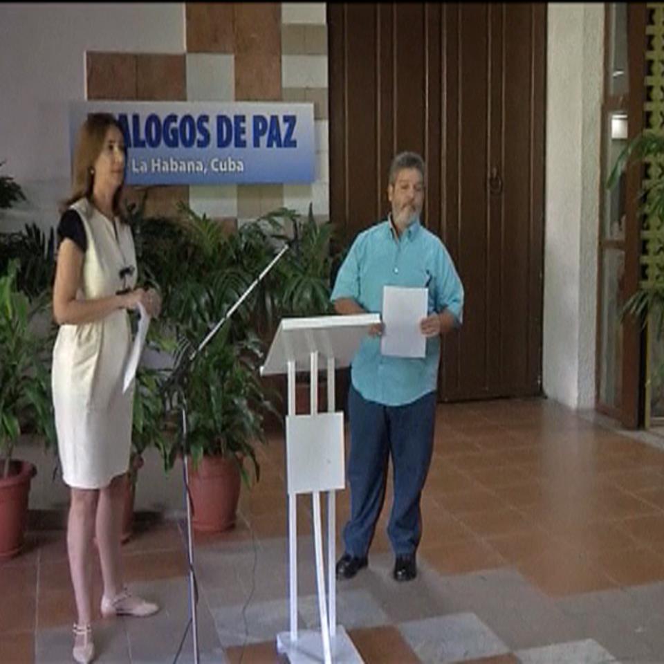 Marcela Duran eta Marco Leon Calara, Gobernuko eta FARCeko ordezkariak, akordioa irakurtzen. FARC