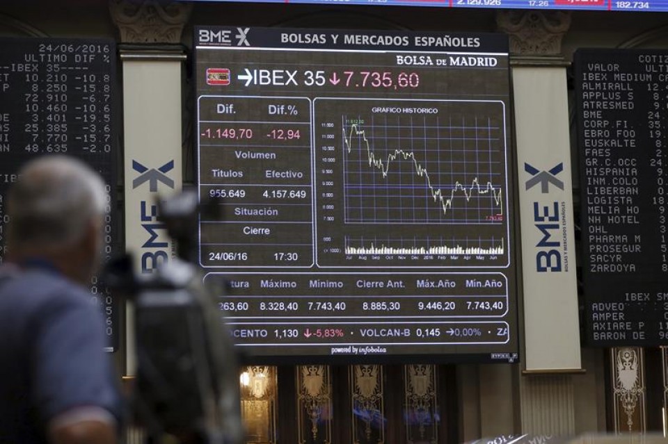 Pantalla de la Bolsa de Madrid con la evolución del IBEX 35 este 24 de junio. EFE