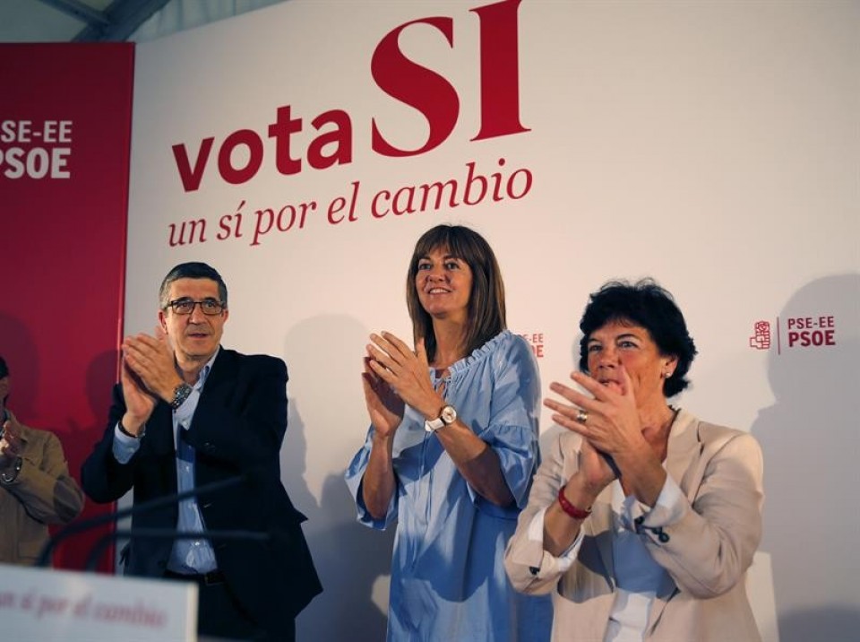 Patxi López, Idoia Mendia e Isabel Celaá en el acto de cierre de campaña en Bilbao. Foto: EFE
