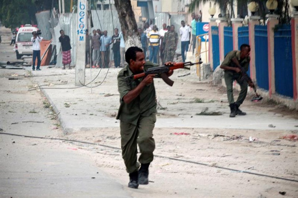 Un militar ocupa posiciones en el ataque contra el hotel Nasahablood de Mogadiscio. EFE
