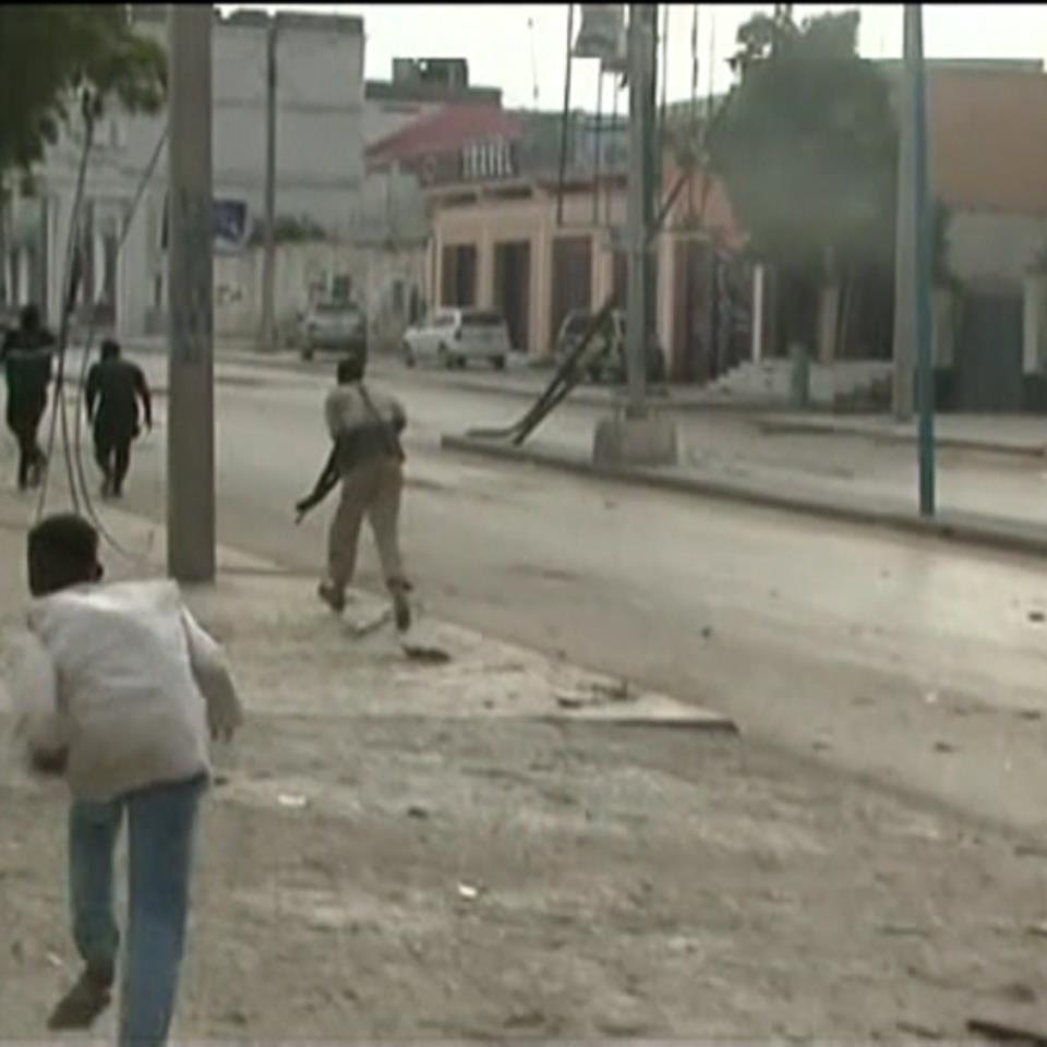 Un militar ocupa posiciones en el ataque contra el hotel Nasahablood de Mogadiscio. EFE