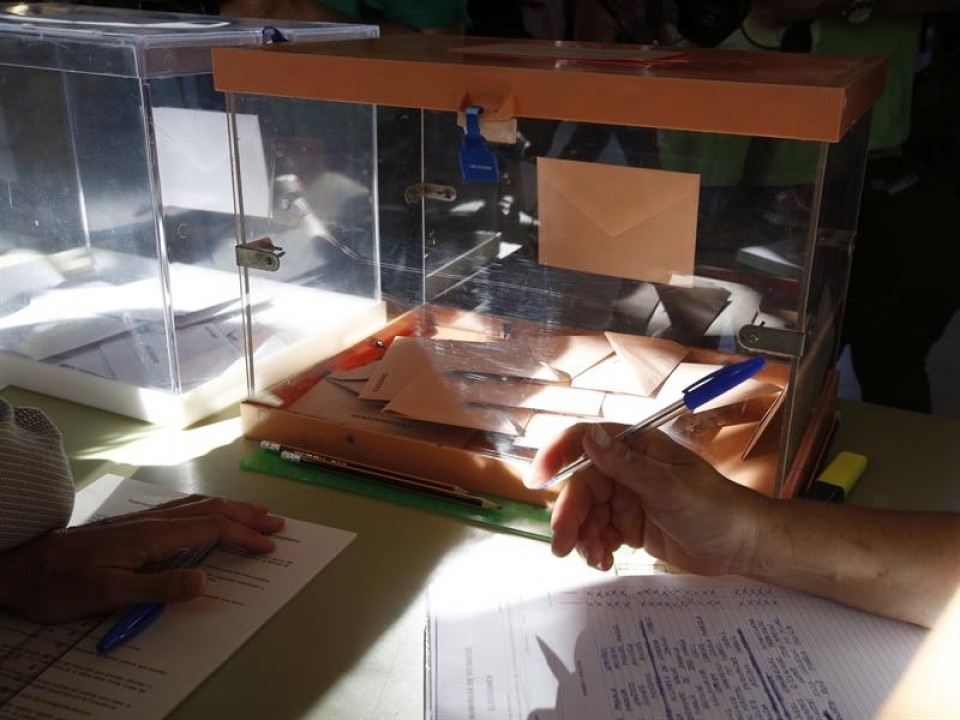 Urna electoral en un colegio. Foto de archivo: EFE