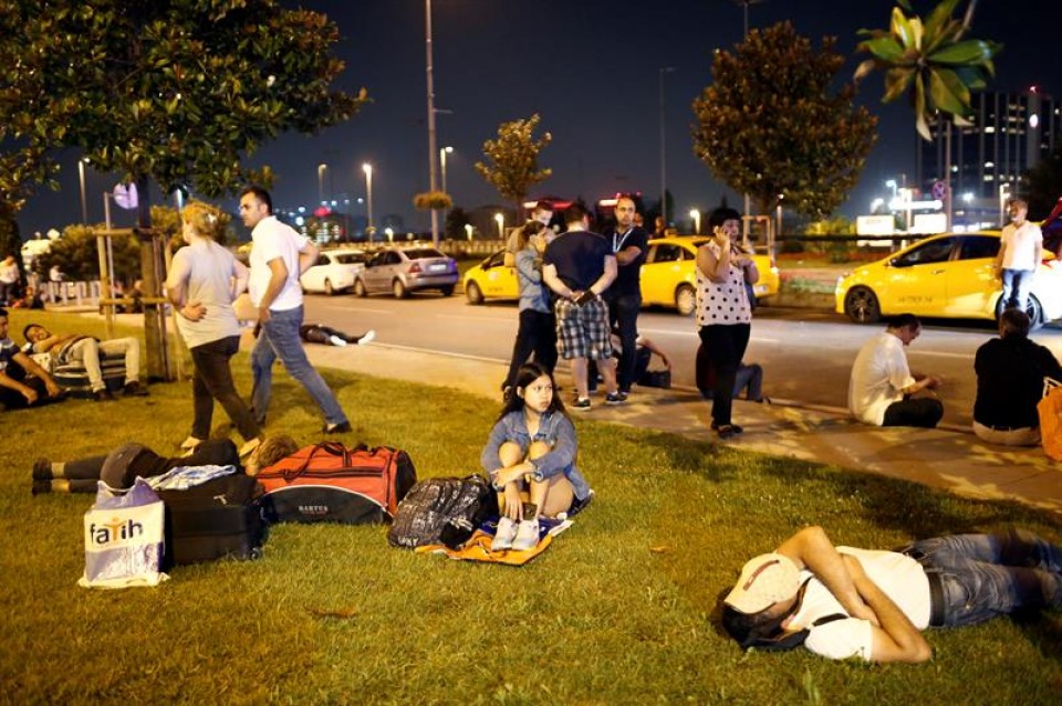 Un policía vigila el aeropuerto de Estambul tras el atentado. EFE