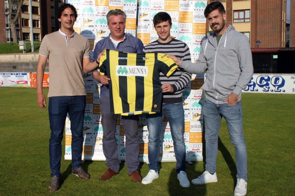 Paul Abasolo (1º por la derecha), en su presentación como jugador del Portugalete. @clubportugalete