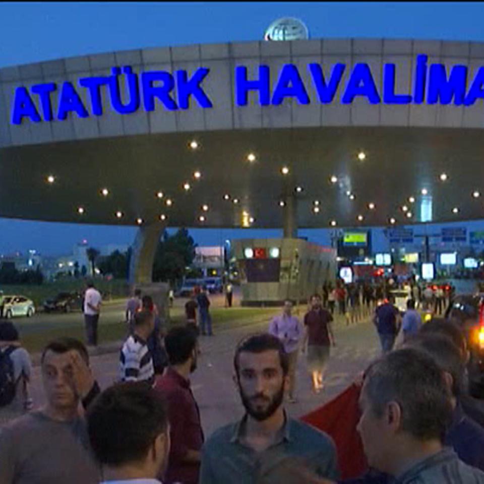 Un policía vigila el aeropuerto de Estambul tras el atentado. EFE
