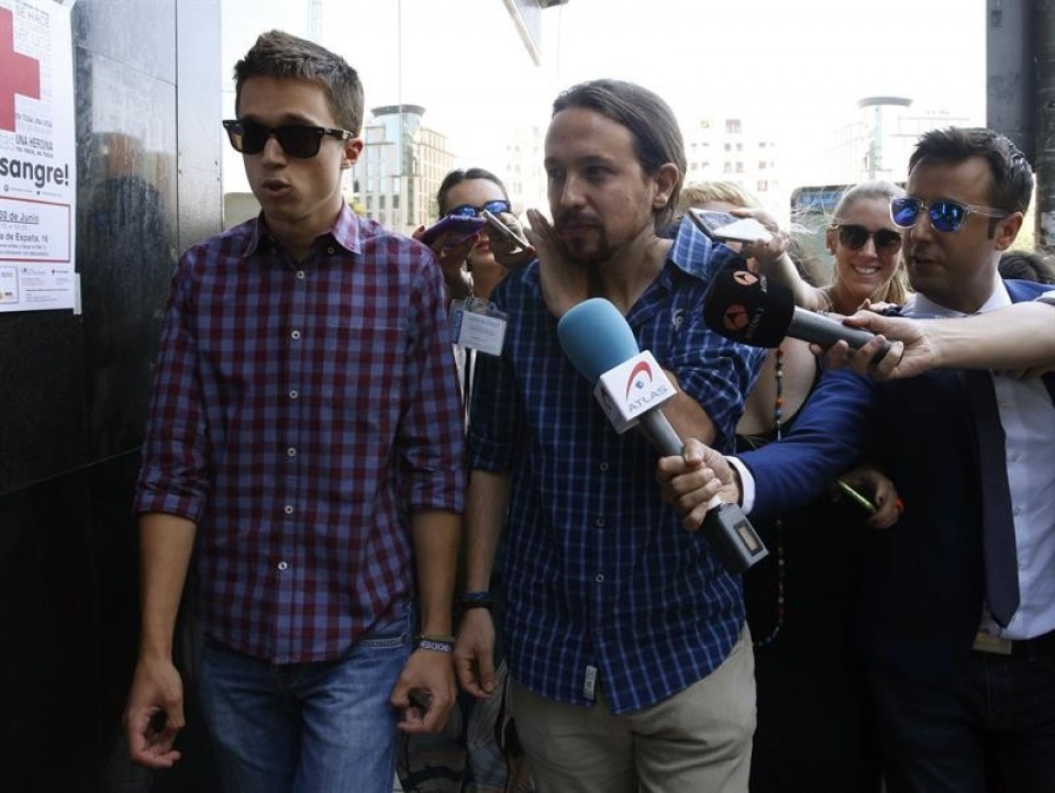 Iñigo Errejón y Pablo Iglesias antes de la reunión. Foto: EFE