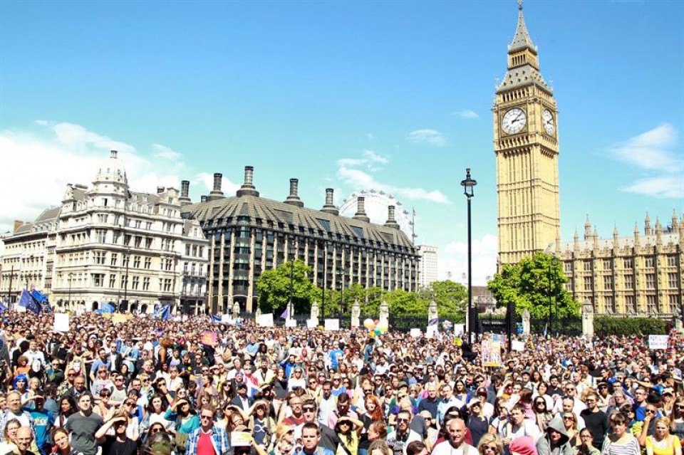 Miles de personas se dan cita en Londres contra la salida de Europa. Foto: EFE