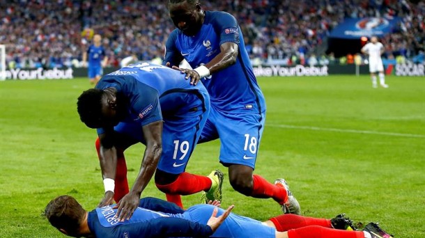 Jugadores de Francia celebran el gol de Griezmann. Foto: Efe.