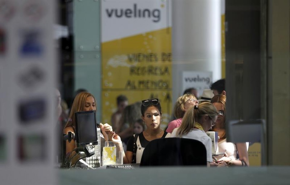 Vueling ha tenido que cancelar vuelos a consecuencia de la huelga de los controladores. Foto: EFE