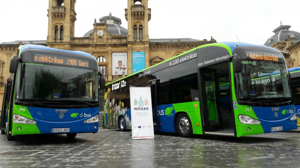 Varios autobuses urbanos de la compañía Dbus. Foto: Dbus.es