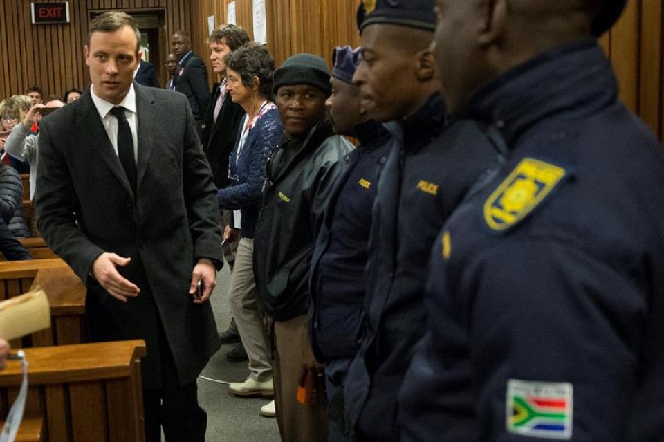Oscar Pistorius, en una de las sesiones del juicio por al asesinato de su novia. Foto: EFE. 