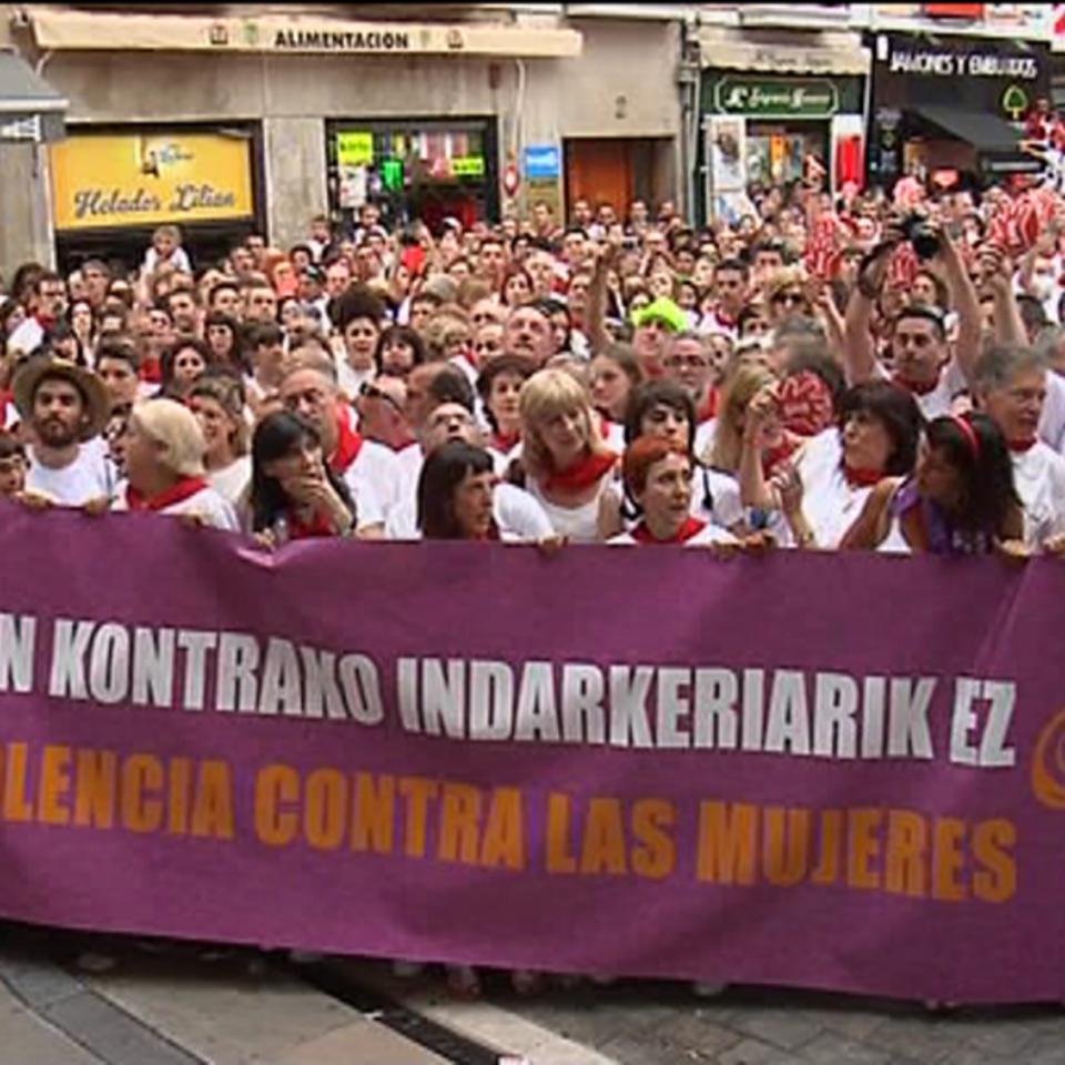 Imagen de archivo de una concentración de denuncia, en Pamplona, tras la violación. Foto: EiTB.