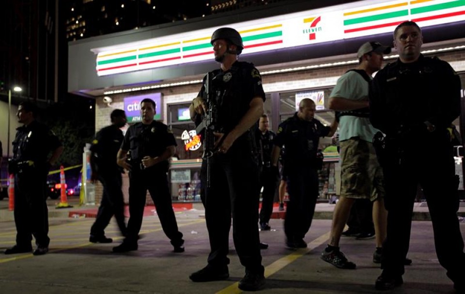 Cinco agentes de la policía han muerto en el tiroteo, en Dallas. Foto: EFE.