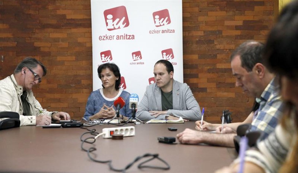 Isabel Salud e Iñigo Martínez, mandatarios de Ezker Batua, en rueda de prensa. Foto: EFE.