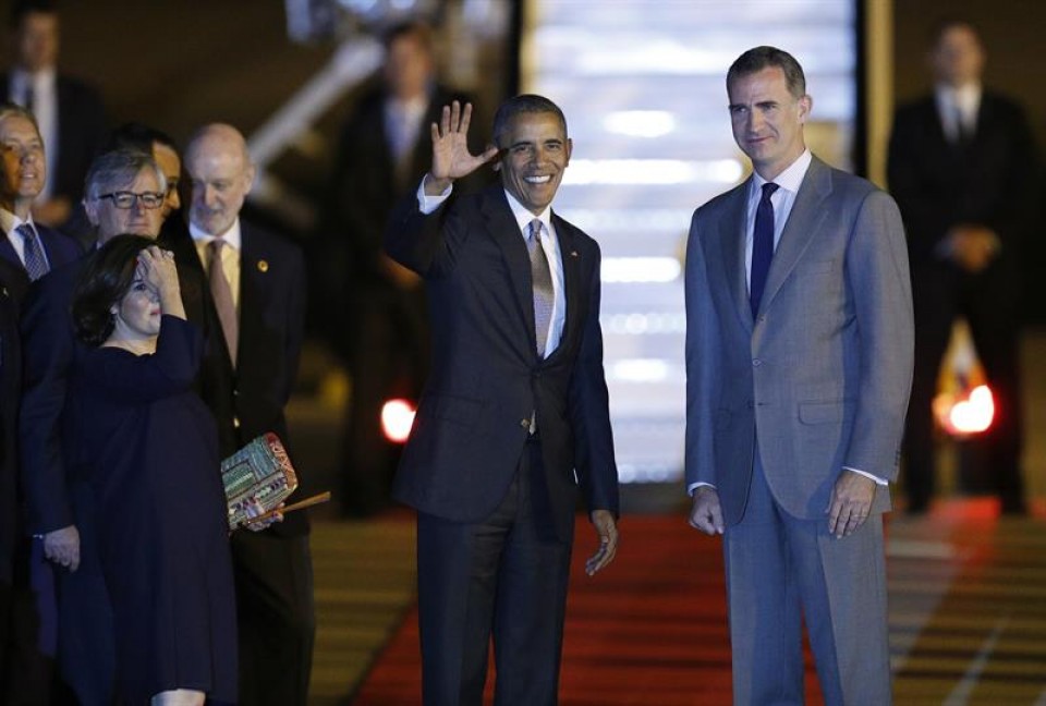 Barack Obama junto al rey Felipe VI a su llegada la base aérea de Torrejón (Madrid). EFE