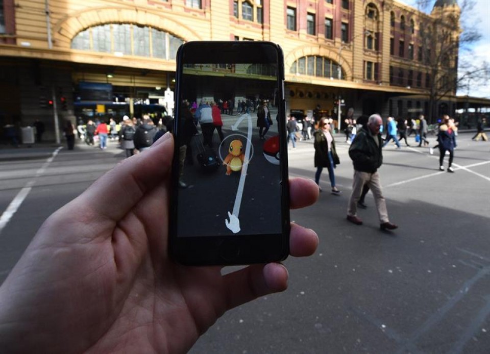 Pertsona bat 'Pokemon Go' bideojokoarekin jolasean, Melbournen (Australia). Argazkia: EFE