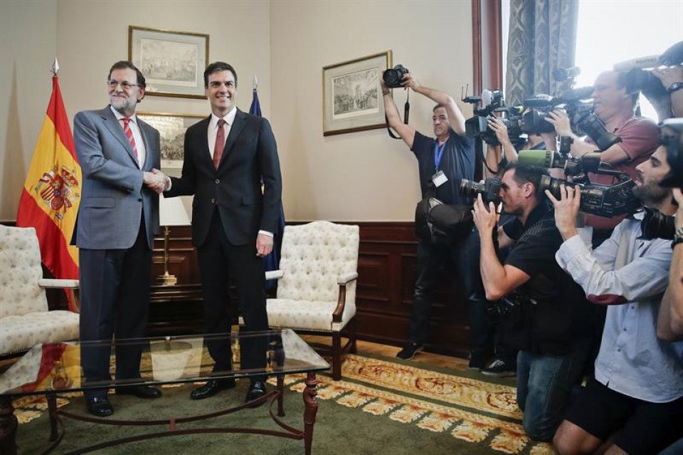Rajoy y Sánchez, antes de la reunión. EFE
