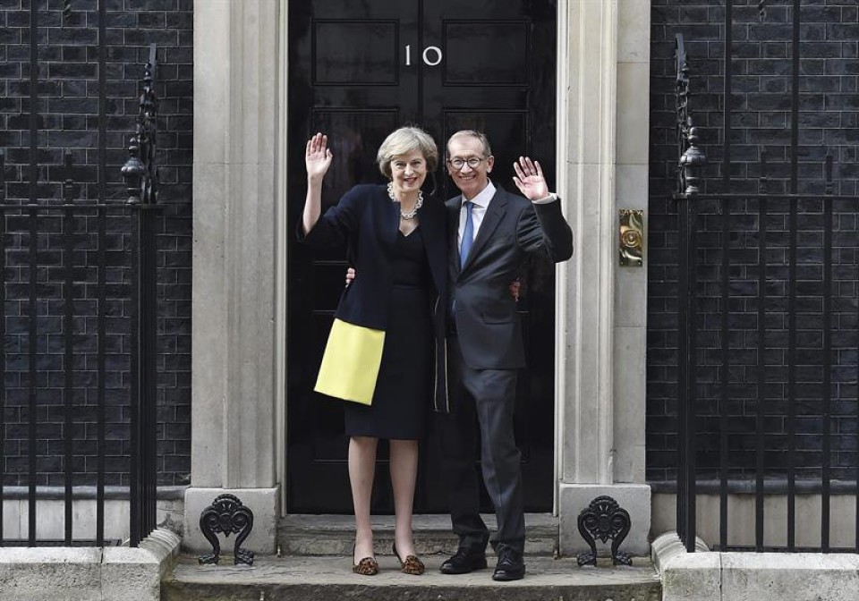 Theresa May y su marido Philip, a su llegada al numéro 10 de Downing Street. EFE