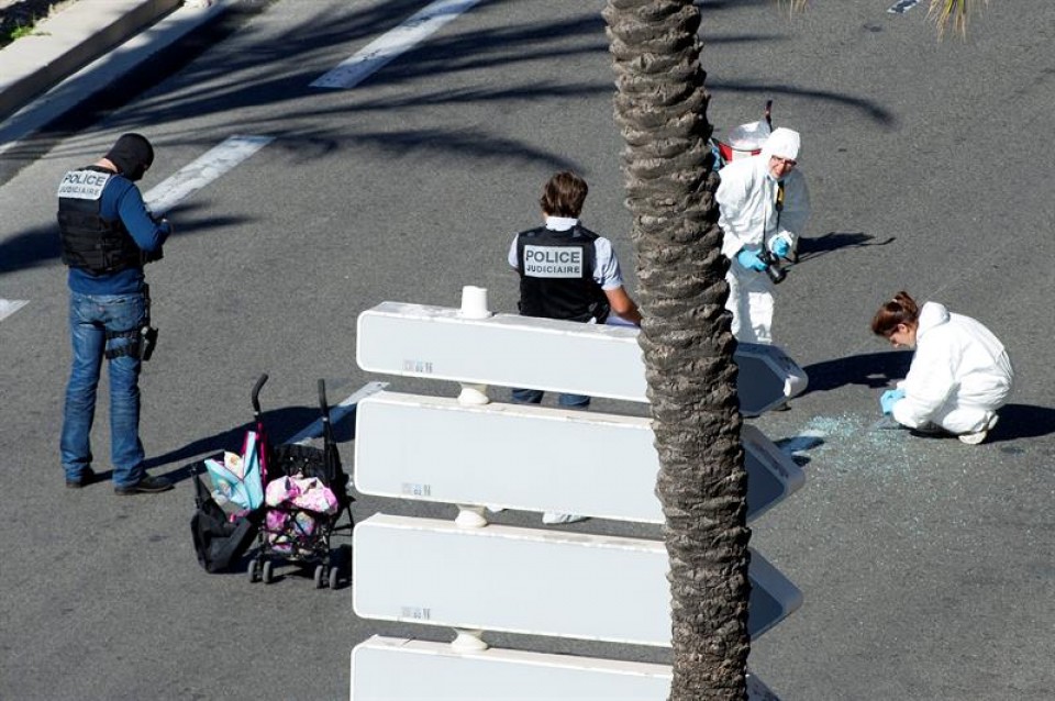 Policías donde ocurrió el atentado en Niza.