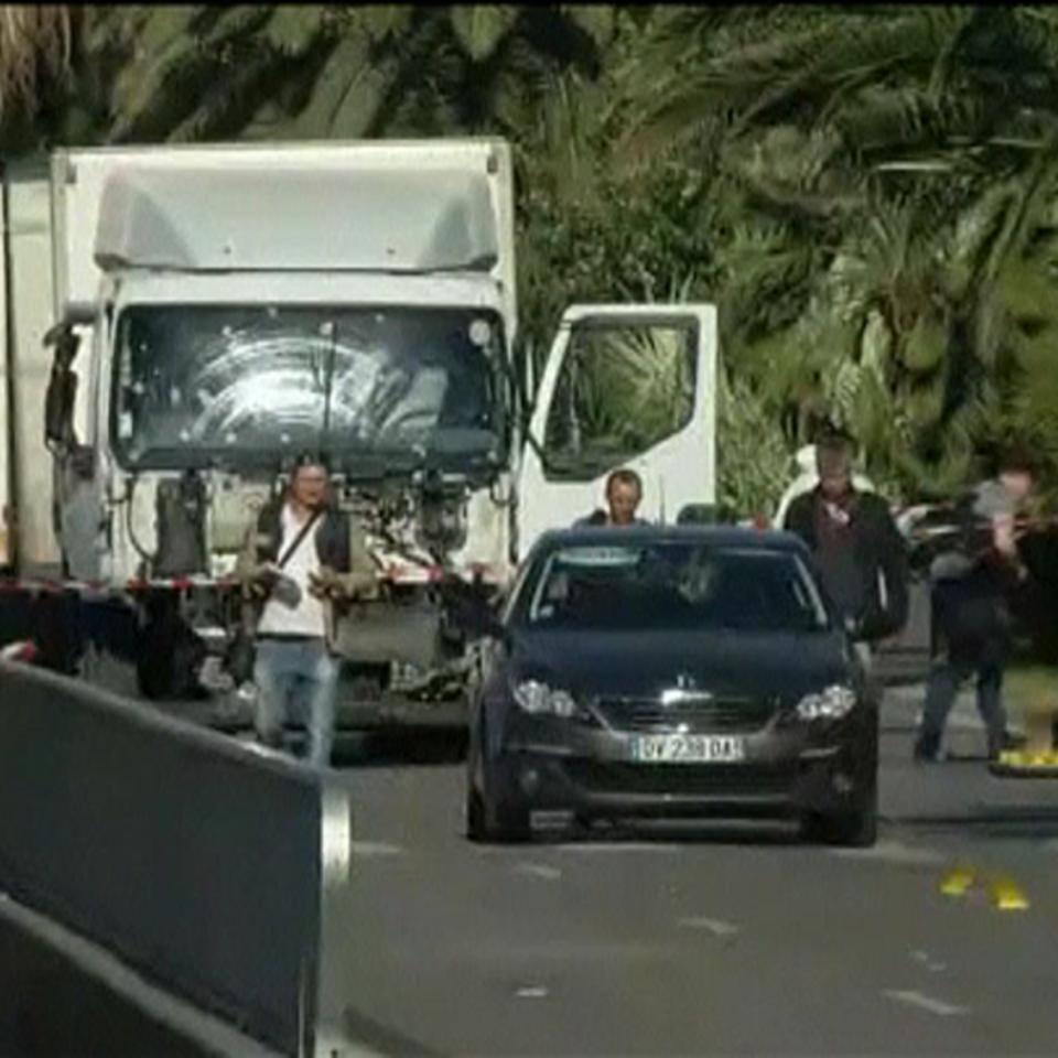 Imagen del camión que chocó contra la multitud en Niza. Foto: EFE