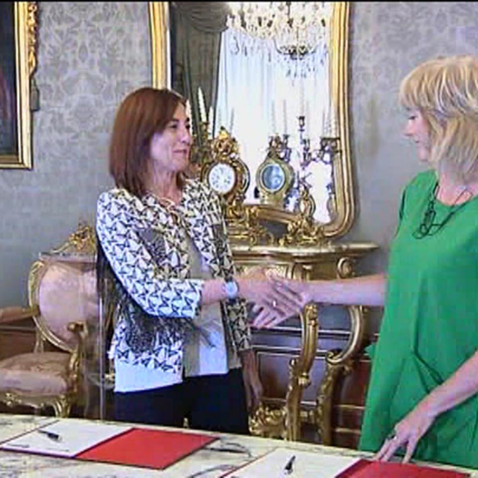 Cristina Uriarte (i) y Ana Ollo (d) en el momento de la firma del convenio.