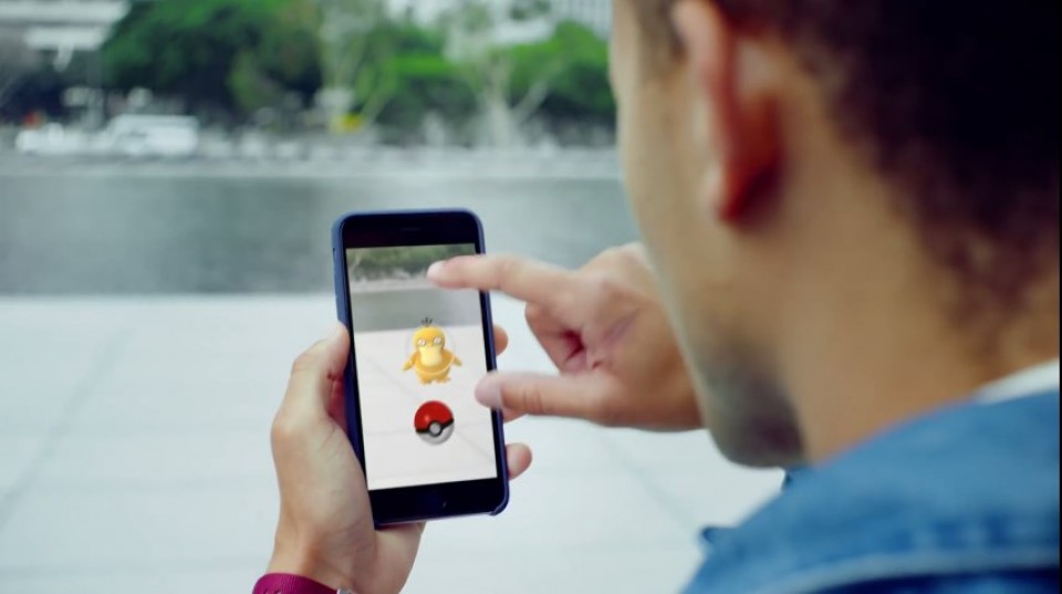 Un usuario juega con su smartphone a cazar pokémons. Foto: Pokémon