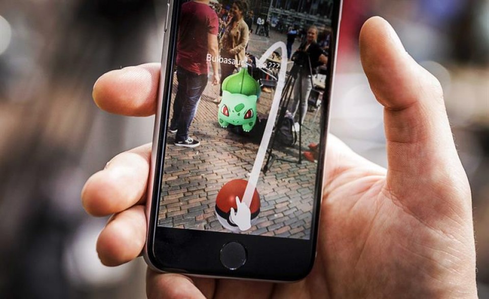Un usuario juega con Pokémon Go. Foto: EFE